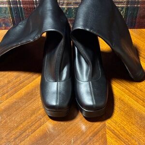 Women’s Black Leather Slip On Knee High Boots size 8.5